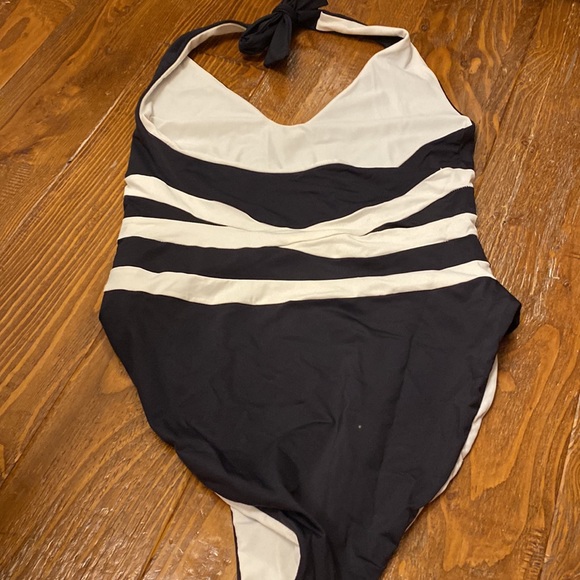 One piece ties around neck. High back - Picture 2 of 4